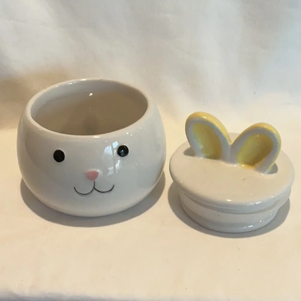 EUC - Bunny Jars with Lids. Set of 2 jars.